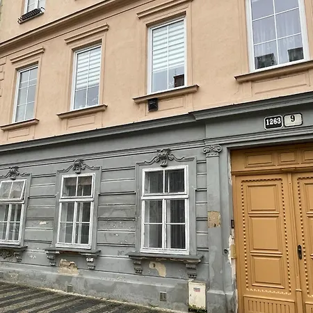 V Centru Znojma S Vybavenim Pro Deti A Garazi Pro Kola Apartment Znojmo Exterior photo