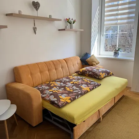 V Centru Znojma S Vybavenim Pro Deti A Garazi Pro Kola Apartment Znojmo Exterior photo