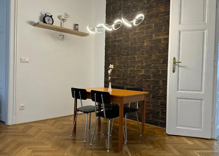 V Centru Znojma S Vybavenim Pro Deti A Garazi Pro Kola