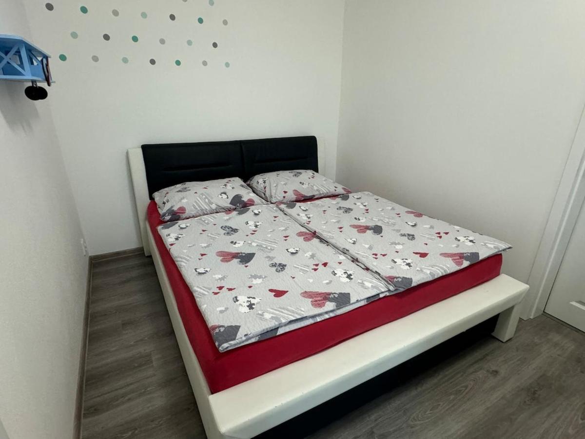 V Centru Znojma S Vybavenim Pro Deti A Garazi Pro Kola Apartment